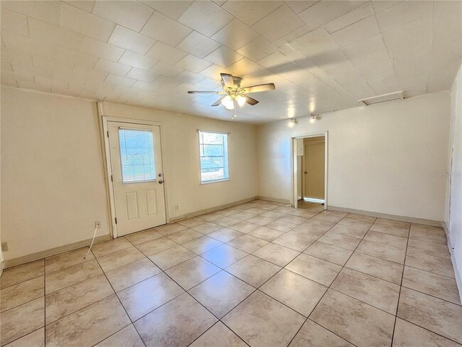 Photo - 103 W Carver St