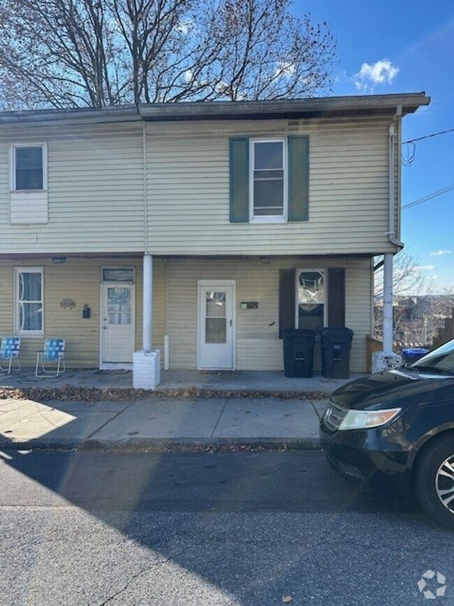 Building Photo - Welcome to this 3 bedroom, 1 bathroom row-... Rental