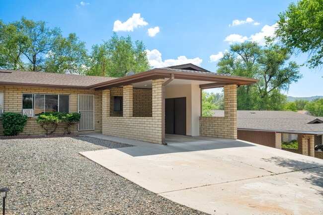 Building Photo - 205 E Aubrey St Rental