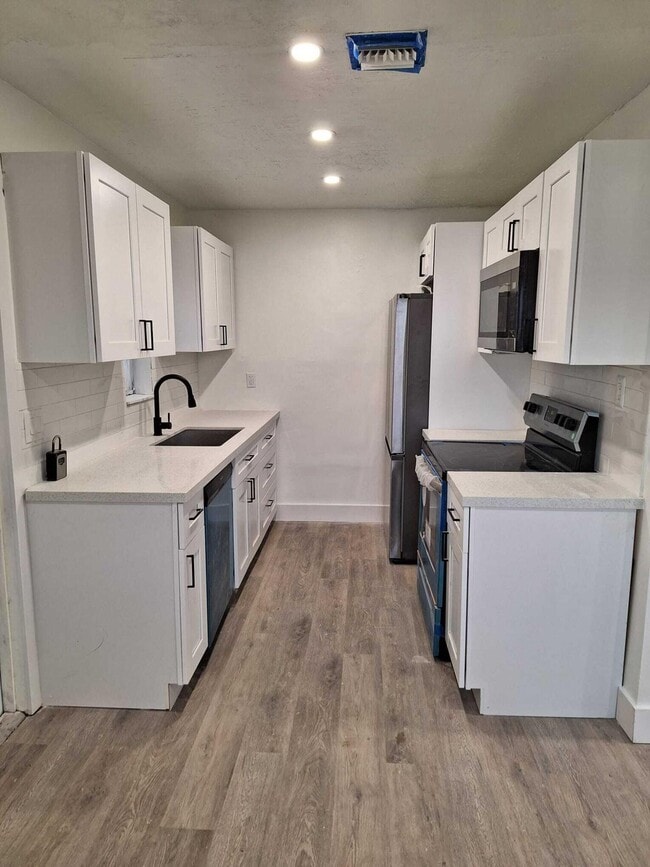 Building Photo - 1000 W 1st St