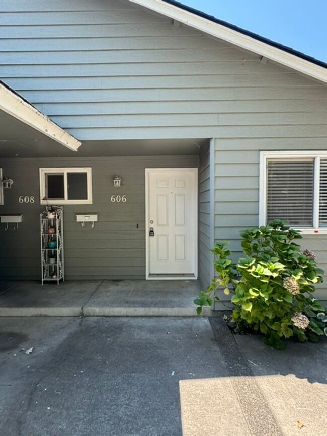 Photo - 606 S Holly St