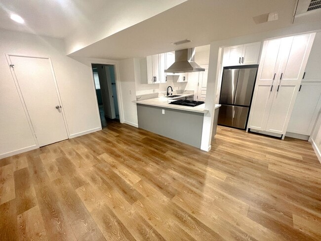Building Photo - Modern 2-Bedroom Apartment in Inglewood – ... Unit 02