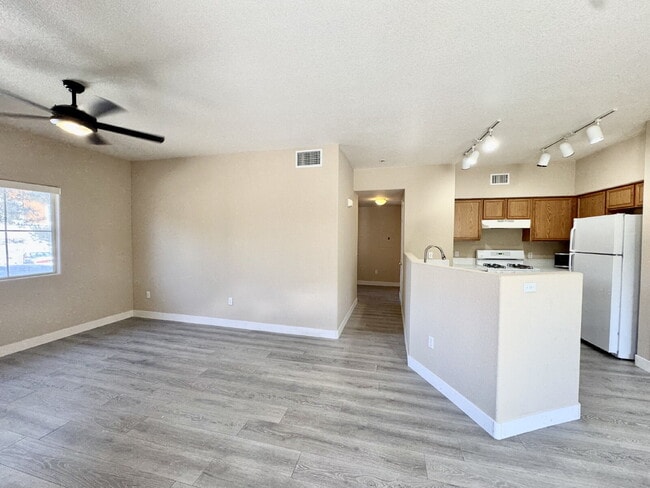 Photo - DOWNSTAIRS CONDO | GATED COMMUNITY | CENTENNIAL HILLS | UPDATED 3 BEDROOM Unidad #1181