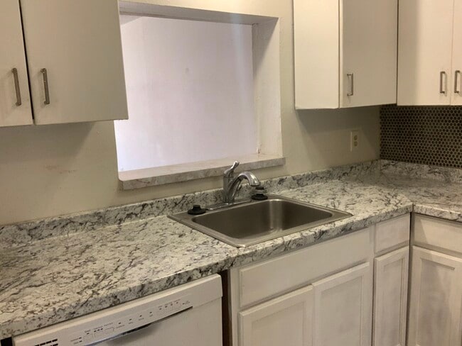 Kitchen - 15536 Weldon Dr