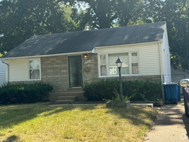 Building Photo - Newly updated Single Family Home