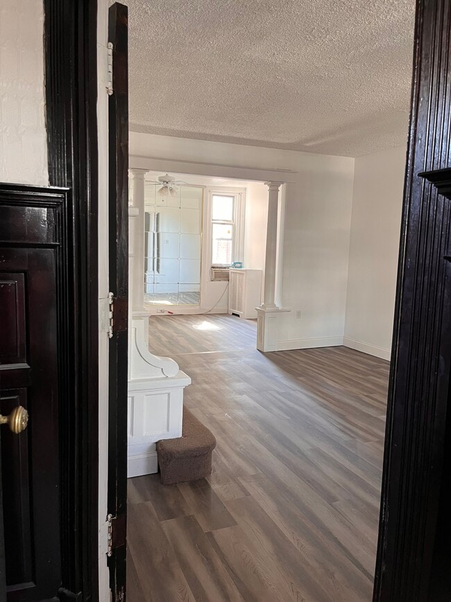 Living room - 5049 N Sydenham St