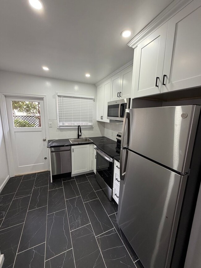 Building Photo - 128 Dartmouth Rd Unit 02