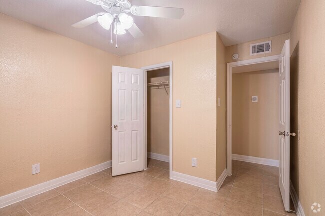 2BR, 2BA - 829SF