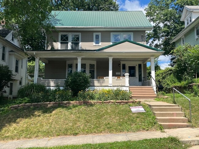 Building Photo - Large Four Bedroom Home