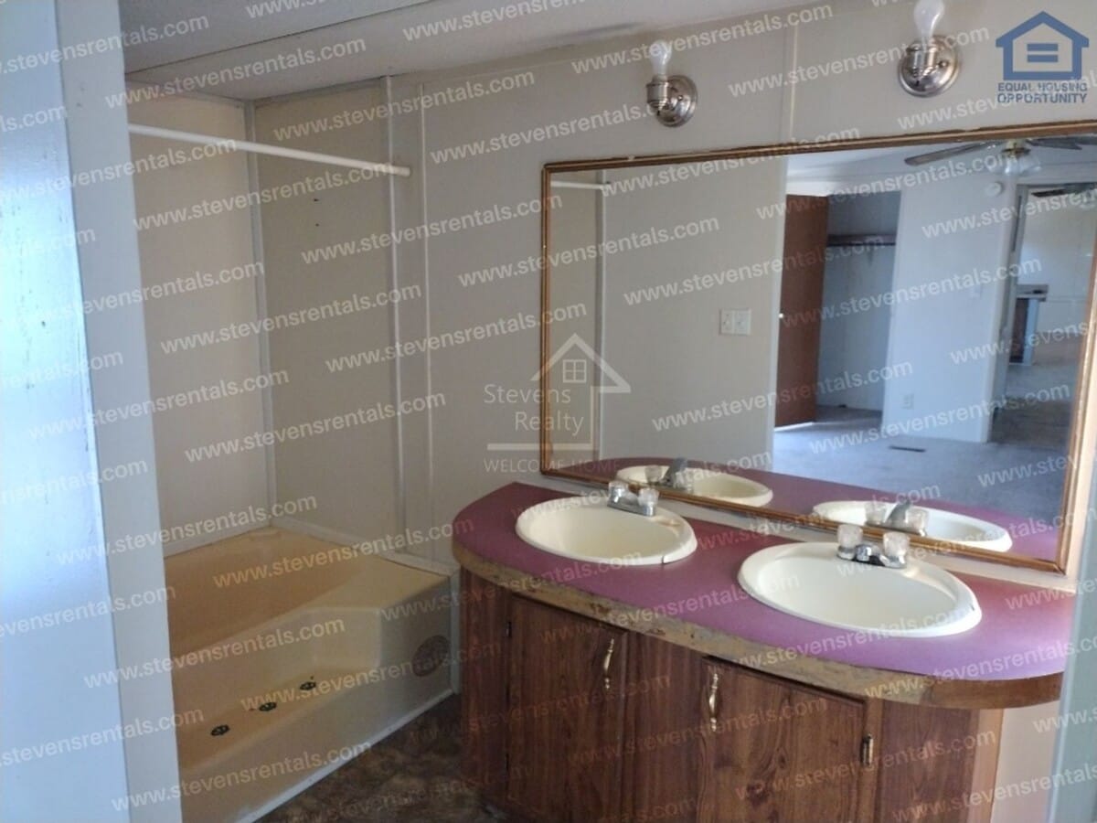 Photo - 211 Holly Berry Ln