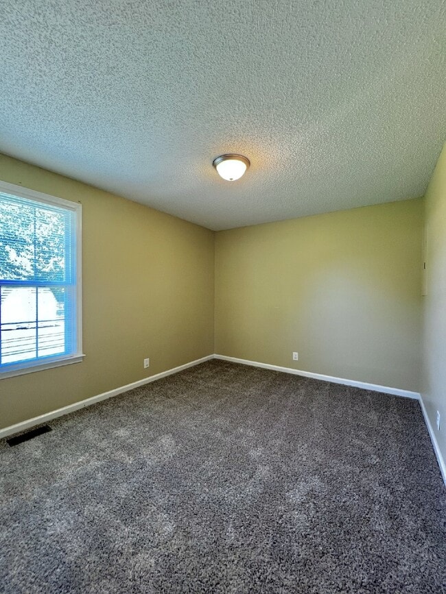 Photo - "Charming 3-Bedroom Rental with Modern Amenities in Clarksville, TN!"