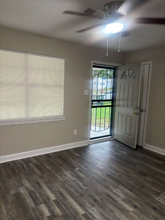 "Charming 3-Bed, 2-Bath Haven on Range Line Road – Your Memphis Retreat Awaits!"