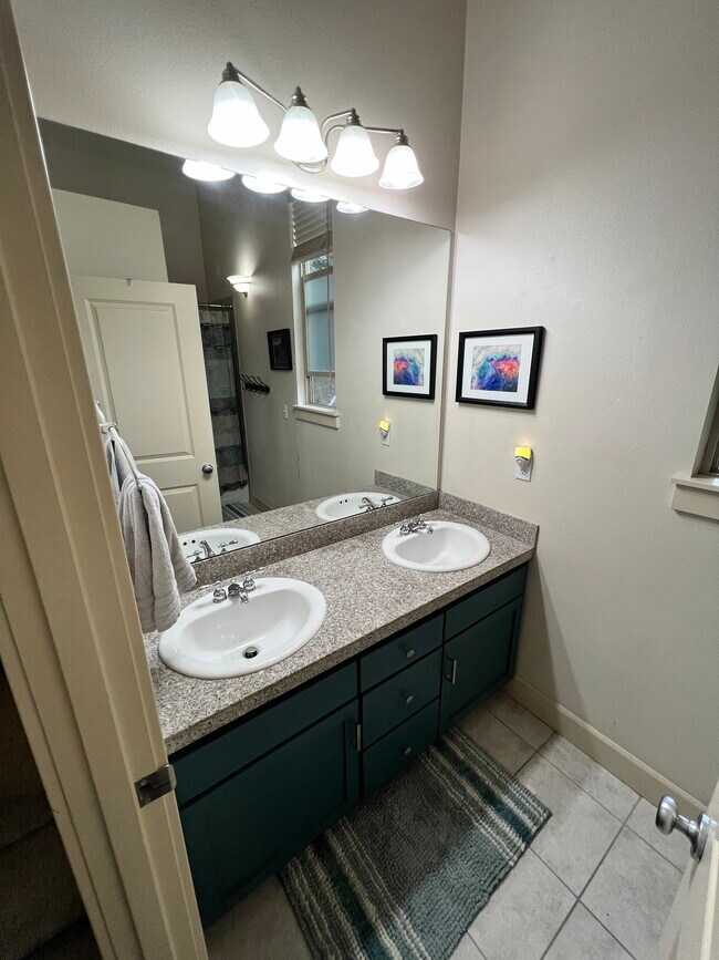 Photo - 3816 Winslow Pl N