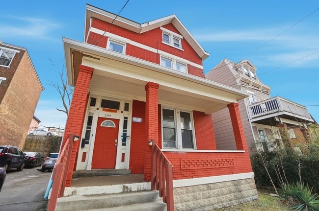 Building Photo - 6 bed/2 bath on Rohs St., Mins. from UC for Only $650/pp ($3900/mo)!