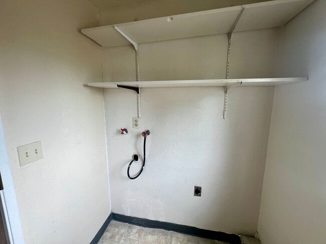 Photo - 2090-2102 Unit 2102