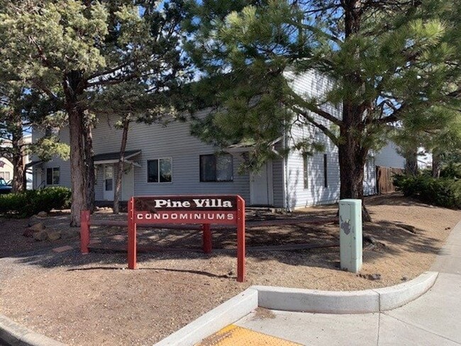 Building Photo - 2 Bed/1 Bath SE Bend Condo with Single Car...