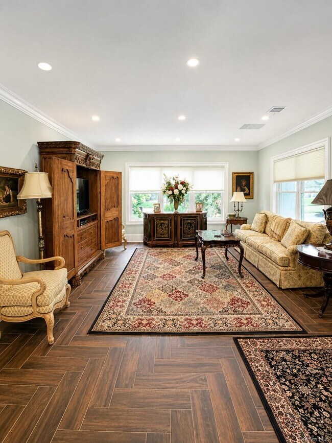 Photo - 902 Manor Ln