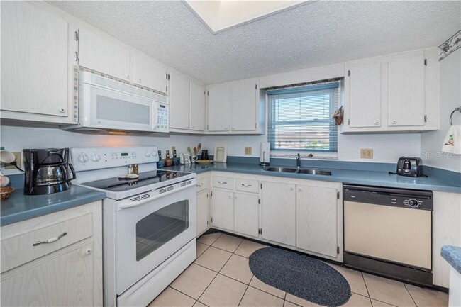 Photo - 8 Glencoe Pl Unit 305