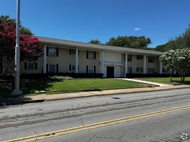 Building Photo - Cozy 2 bedroom 2 bath corner unit Rental