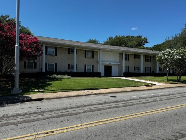 Building Photo - Cozy 2 bedroom 2 bath corner unit Rental