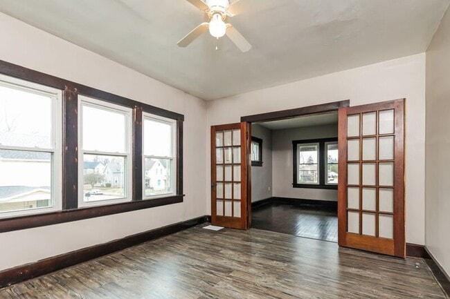 Photo - 327-329 N Shaffer Street