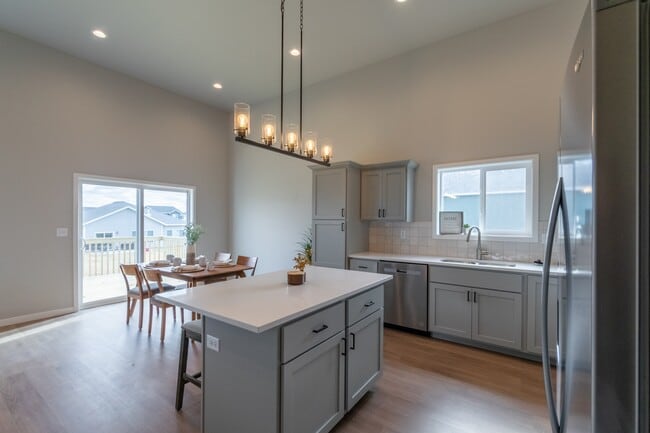 Photo - 1129 Jill Dr W