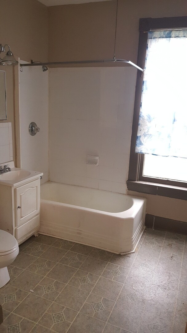 Photo - 2463 N Holton St Unit 2463 (Front Lower)