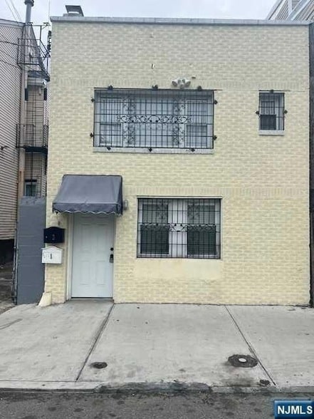 Building Photo - 46 E Main St