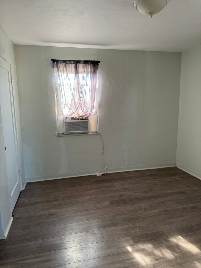 Photo - 5943 Primrose Ave