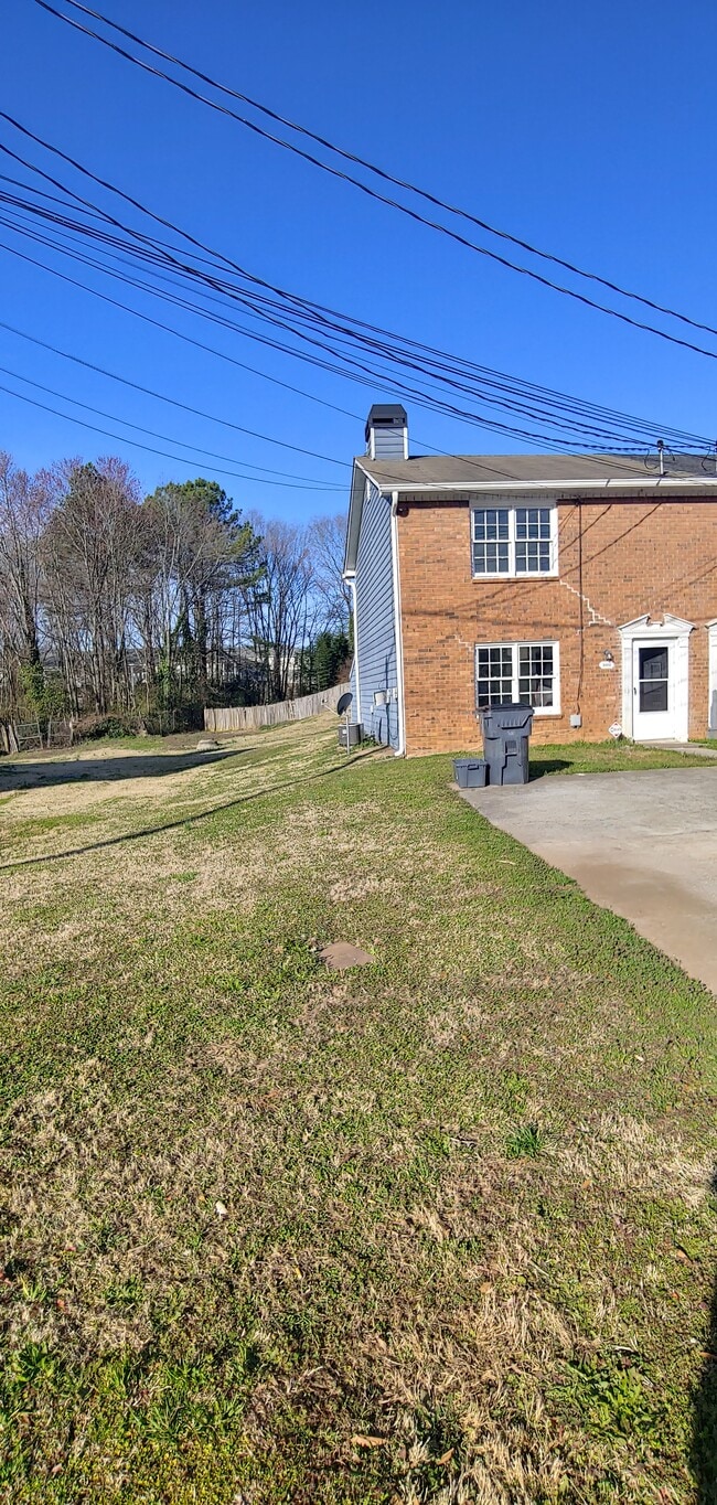 Building Photo - 1000 Jeanette Ln