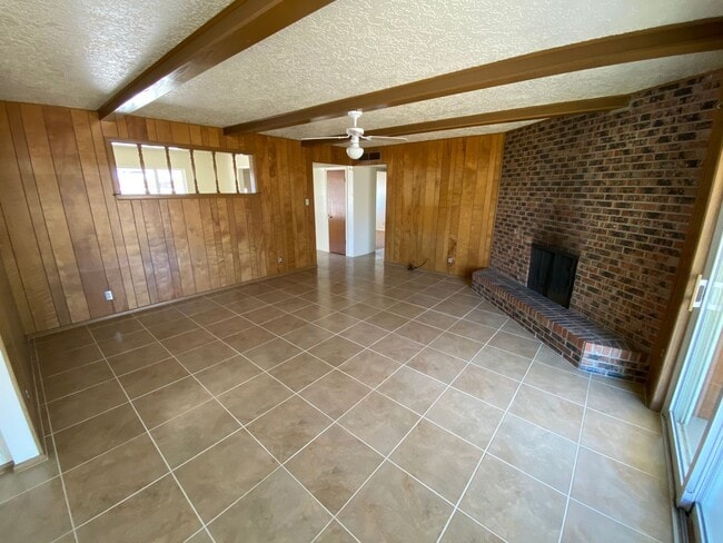 Photo - Northeast El Paso 3bed/2bath w/LOTS of liv...