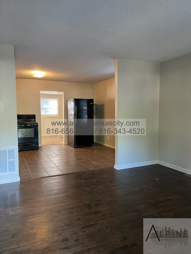 Photo - Cute Home near WOF!