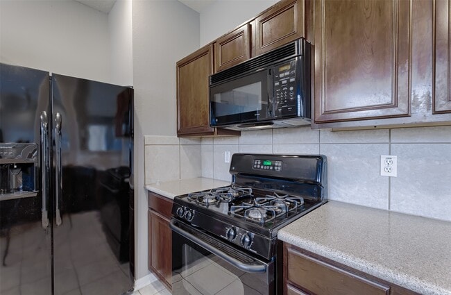 Building Photo - 4018 Old Pine Grove Dr