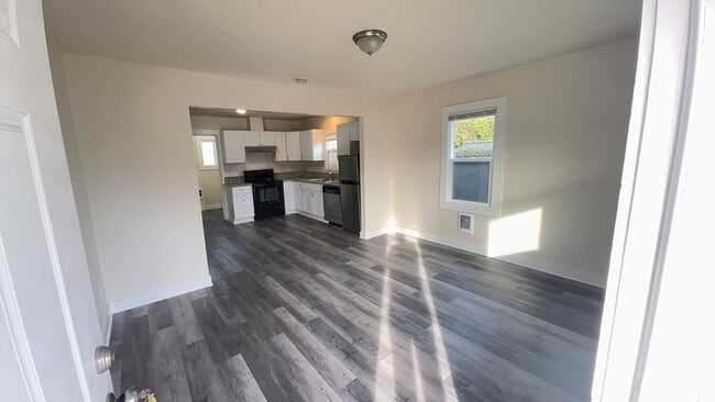 Photo - Cozy Remodeled 3-bedroom 2 bath Home - Close to State Capitol - On BUS LINE