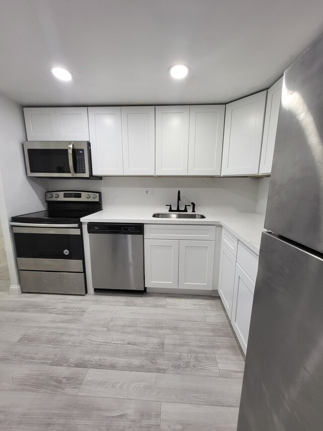 Building Photo - 8000 Fairview Dr Unit 207