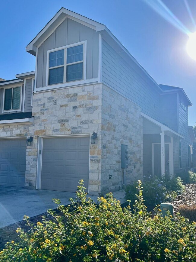 Photo - Fabulous Townhome in New Braunfels 3/2.5 ~ Minutes from Gruene ~ Move in Ready!