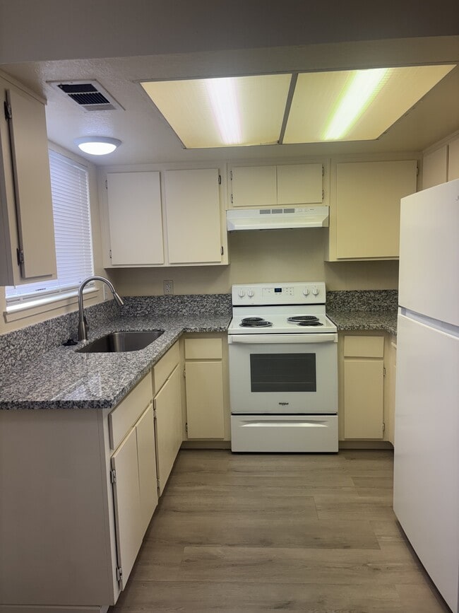 Photo - 906-906 Byron Ln