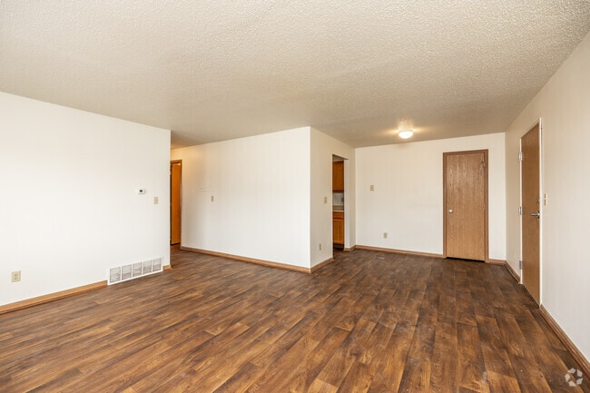 2BR, 1BA - 912 SF