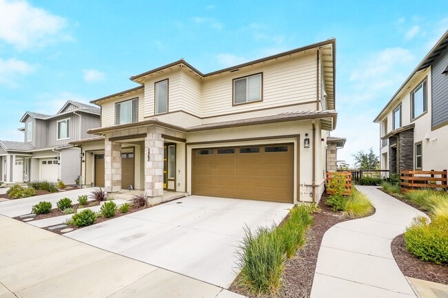 Building Photo - One Lake Townhouse