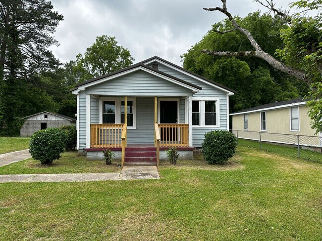 Newly Remodeled 4 Bedroom Home - Newly Remodeled 4 Bedroom Home