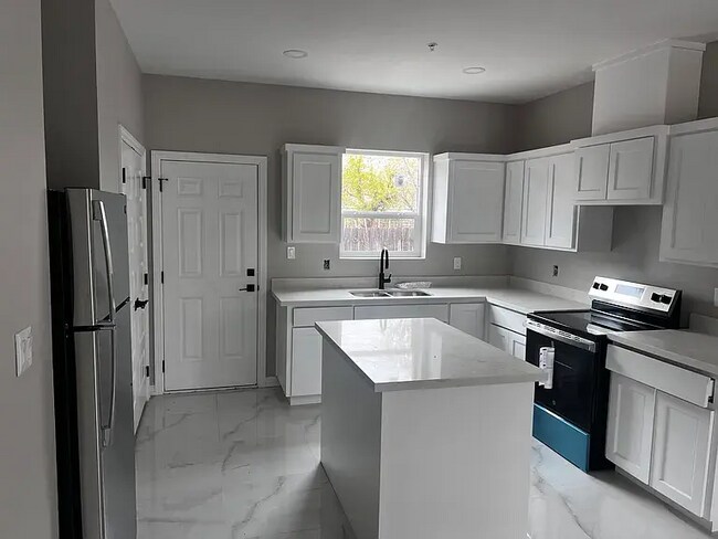 Photo - Hummingbird Apartments