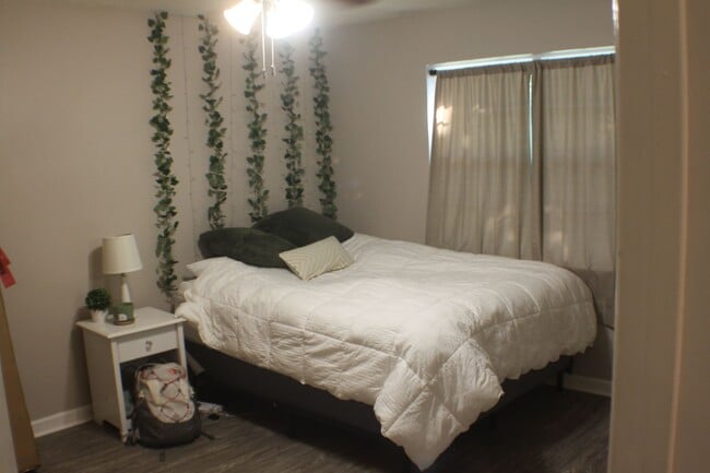 Photo - 2 bedroom close to Five Points!