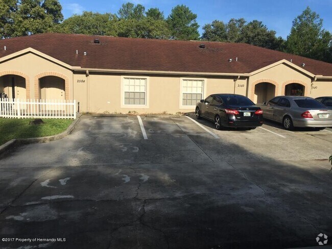 Building Photo - Clean & Bright 2 Bed / 2 Bath Rental