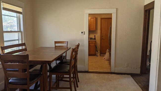 Comedor - 7765 Maywood St