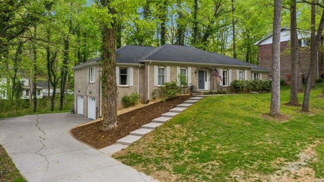 Building Photo - Beautiful 5 bedroom 3 bath house with bonu...