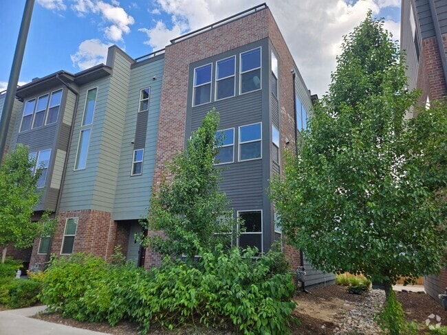 Building Photo - Amazing townhome in Central Park near Nort...