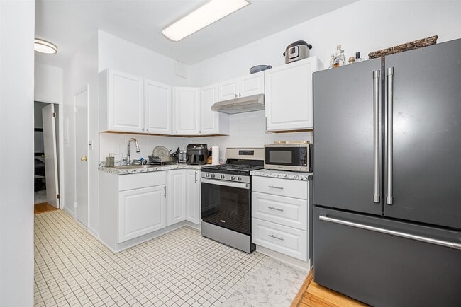 Building Photo - 523 Adams St Unit 2 Rental