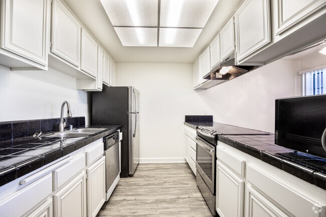 2BR, 1BA - 1003SF - Ashland Garden Apartments