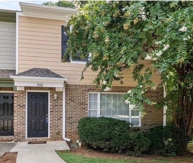 Photo - 558 Manning Rd SW