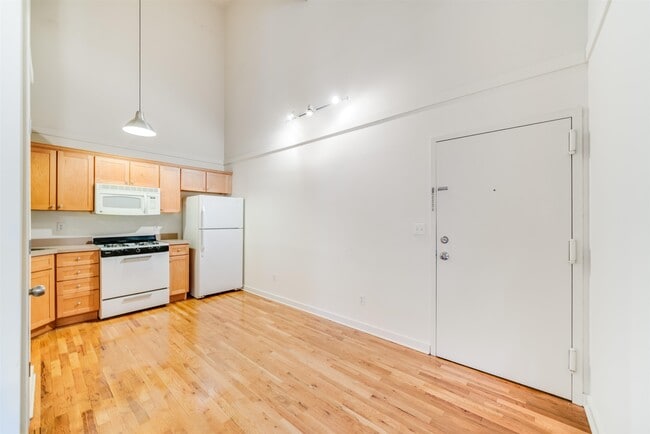 Building Photo - 716 Madison St Unit 304